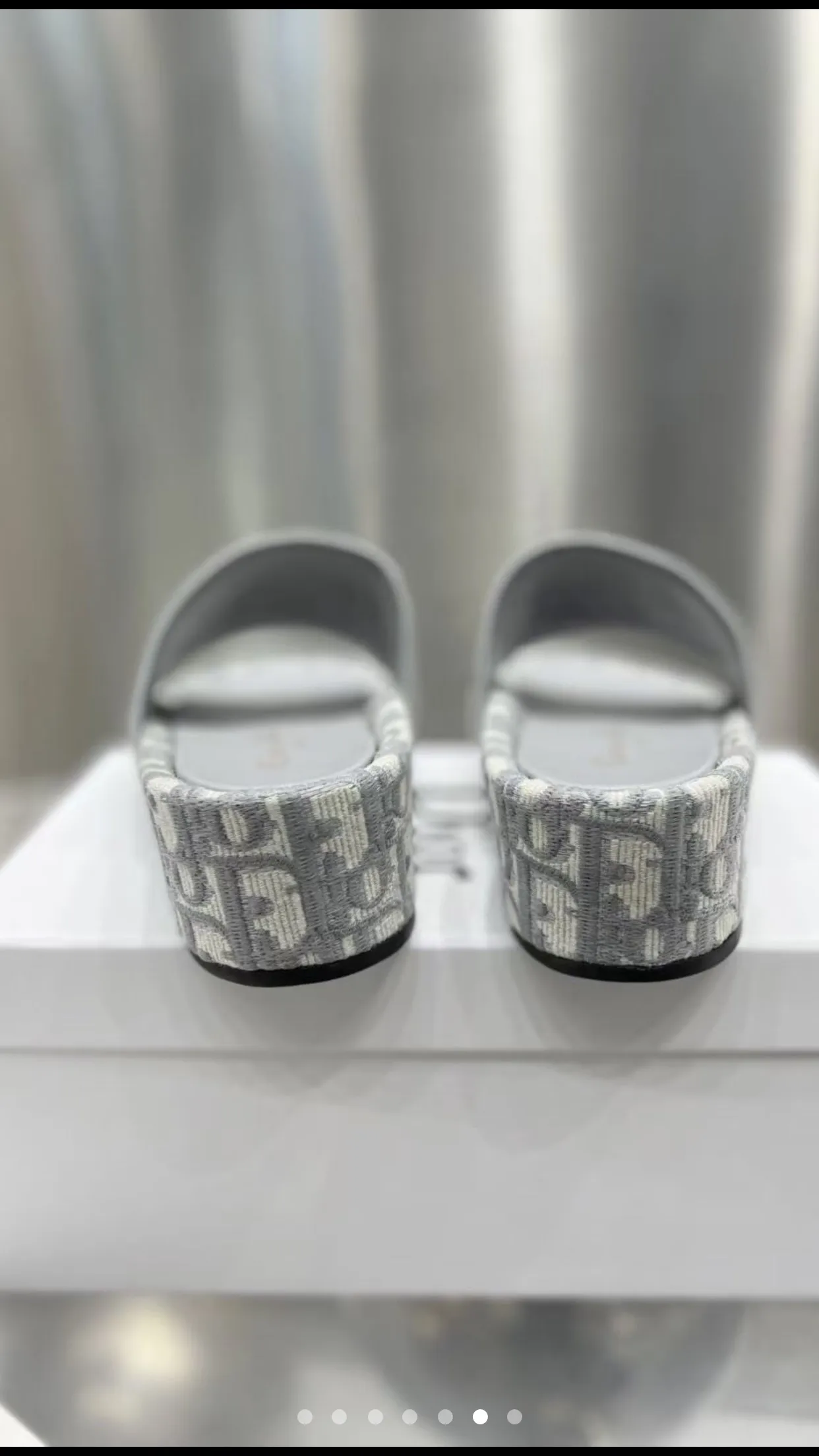 👟👟Ex-factory price 400👟👟 The classic best-selling model continues... 🎈The most popular pair of Dior DIOR wedge-heeled platform slippers DIORBLIQUE pattern jacquard embroidered prince, 🪡designed with classic logo embroidery craft elements. D’s most popular series in the past two years is really great! Super wow! 😘 Retro literary and fresh style, one of the must-have items in spring and summer 👏 💙Buy genuine products and reproduce them, synchronized with ten colors at the counter 💛High version of three-dimensional jacquard embroidered upper, cowhide lining 💚Original molded custom outsole, non-slip and wear-resistant Heel height: 5Cm, long legs to wear Comes with a full set of exquisite packaging Code number: 34-43 (34, 41, 42, 43 are custom-made and cannot be returned or exchanged)
